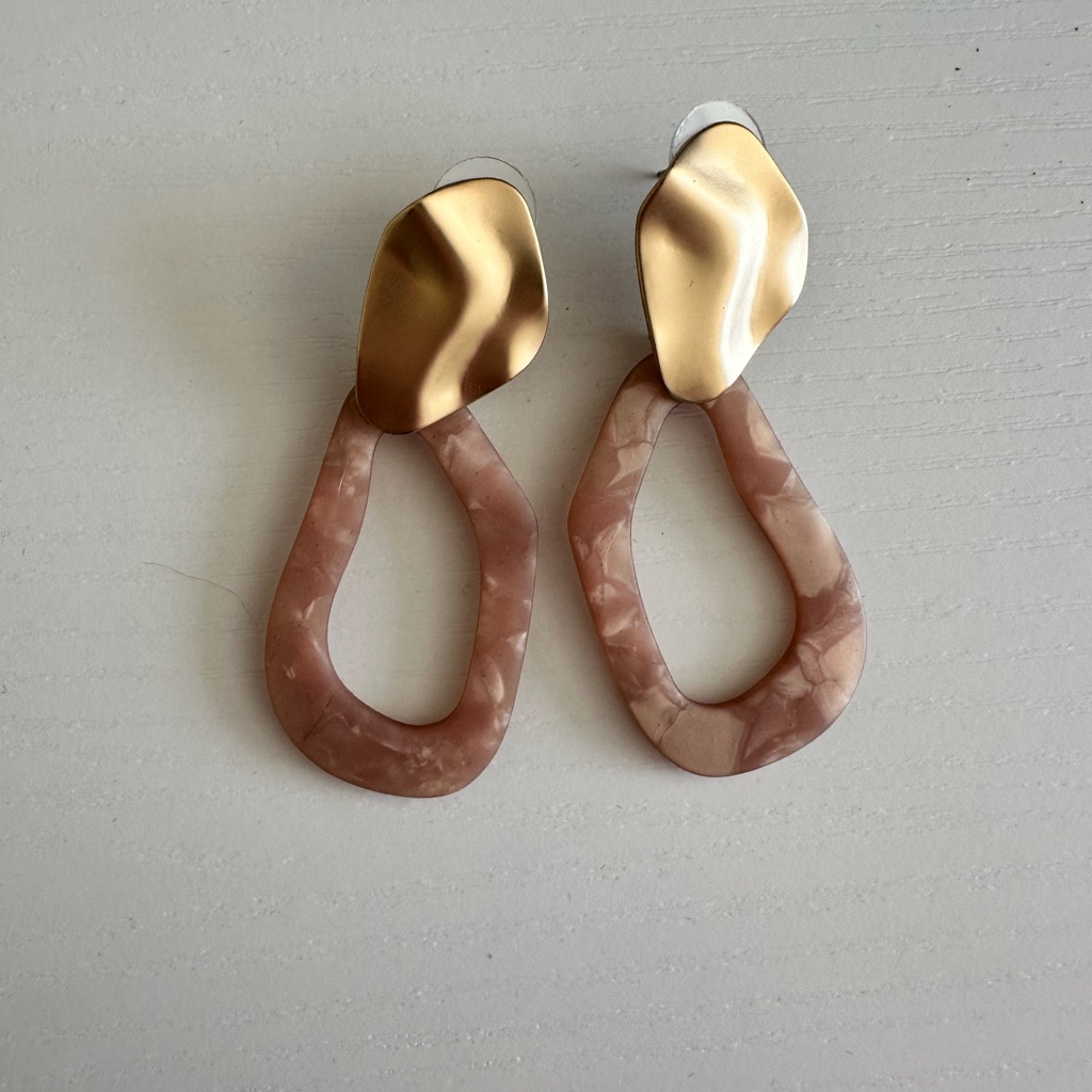 Nwot Elegant Gold And Pink Dangle Earrings 10$